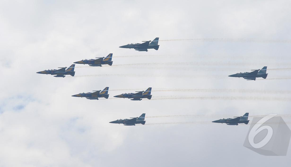 Aksi manuver jet tempur TNI AU meramaikan acara peringatan HUT ke-69 TNI AU di Lanud Halim Perdanakusuma, Jakarta, Kamis (9/4/2015). Acara tersebut menampilkan demo darat dan atraksi udara. (Liputan6.com/Herman Zakharia)