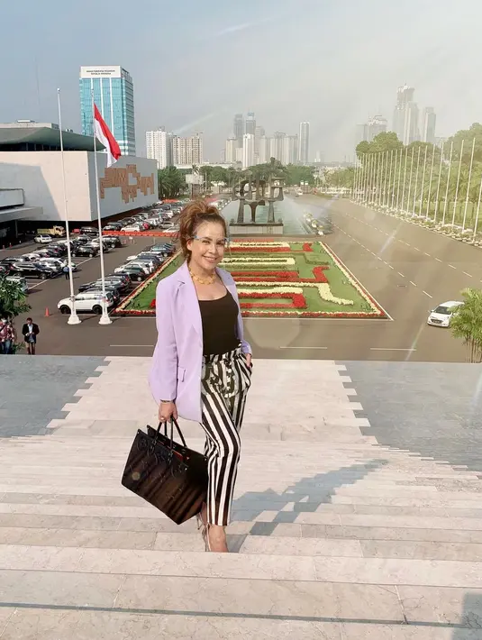 "Jadi begitu on stage otak lo bisa, begitu pulang ke rumah yang harusnya rileks, suara-suara itu dan semua pikiran mulai berkecamuk. Ketakutan terus," lanjutnya. (Instagram/melaney_ricardo)