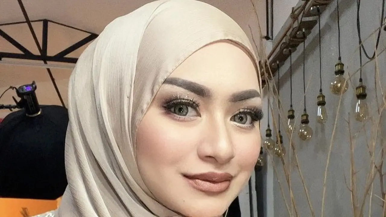 Gaya Terbaru Nathalie Holscher Tampil Glamor