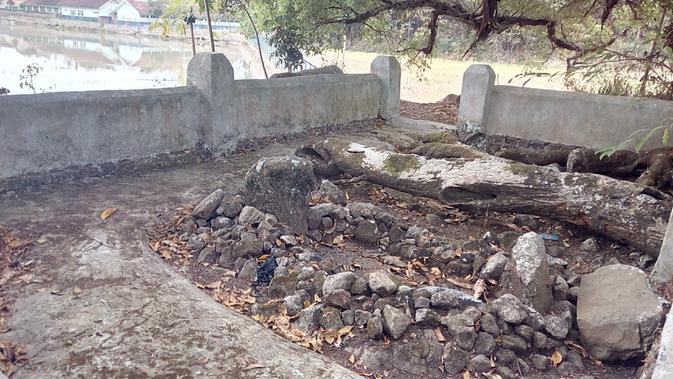 Dua makam eyang Sura dan Gaong yang bersemayam di samping Situ Sarkanjut, Leuwigoong, Garut, Jawa Barat (Liputan6.com/Jayadi Supriadin)