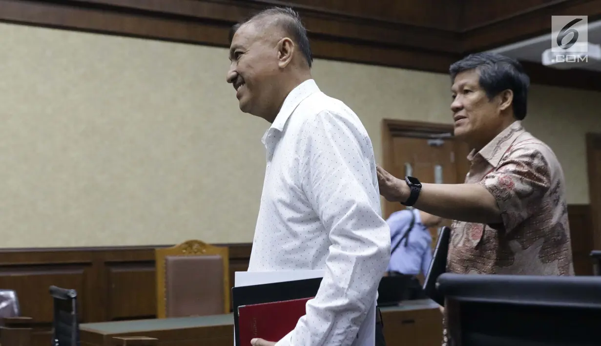 Terdakwa kasus dugaan korupsi proyek pengadaan e-KTP yang juga anggota komisi VIII DPR dari fraksi Partai Golkar, Markus Nari usai menjalani sidang lanjutan di Pengadilan Tipikor, Jakarta, Rabu (20/8/2019). Sidang mendengar eksepsi terdakwa atas dakwaan JPU KPK. (Liputan6.com/Helmi Fithriansyah)