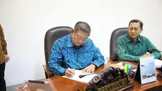 Presiden SBY menandatangani dua Perppu menolak Pilkada tidak langsung, di Kantor Presiden, (2/10/14). (twitter.com/SBYudhoyono)