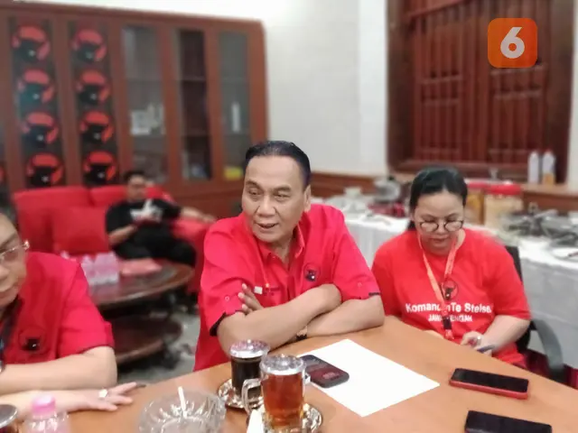 Ketua DPD PDIP Jawa Tengah, Bambang Wuryanto atau Bambang Pacul memberi penjelasan sikap DPD PDIP Jawa Tengah terkait pencalonan Gibran. Foto: liputan6.com/felek wahyu 