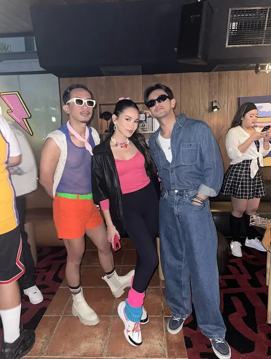 Alyssa Daguise tampil kece dengan tanktop pink yang dipadukan  outerwear dan celana legging hitam. Dipermanis dengan kaos kaki warna pink-biru dan sneakers. [@amingisback]