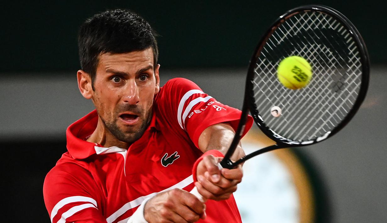 Pada set ke empat Djokovic bersusah payang memenangi set penentuan. Pertandingan dihentikan sementara ketika Djokovic unggul 3-2 karena kebijakan jam malam di Prancis, sehingga penonton harus dikosongkan. Pertarungan akhirnya dimenangkan oleh Djokovic 7-5. (Foto: AFP/Anne-Christine Poujoulat)
