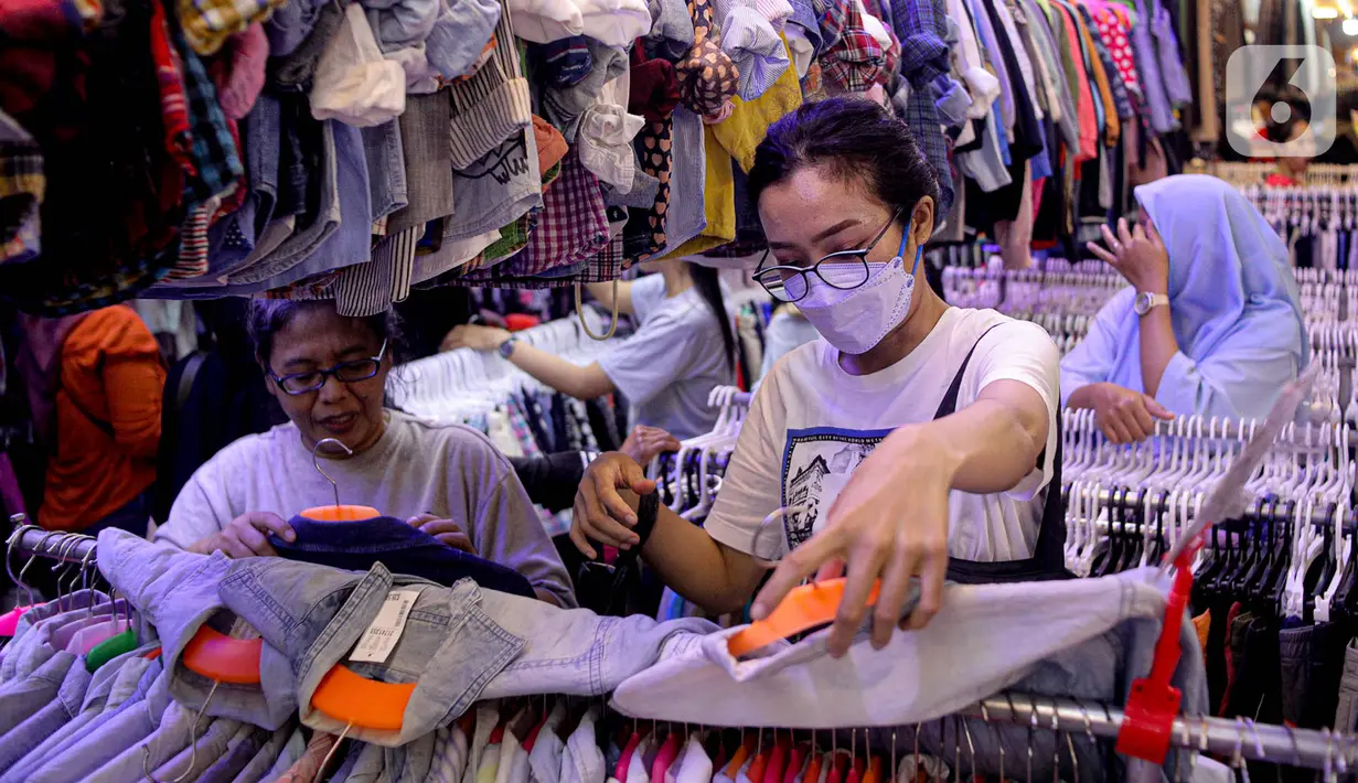 Calon pembeli memilih pakaian impor bekas di Pasar Senen, Jakarta, Kamis (9/3/2023). Larangan impor baju bekas tercantum dalam Peraturan Menteri Perdagangan (Permendag) No.18/2021 tentang Barang Dilarang Ekspor dan Barang Dilarang Impor. (Liputan6.com/Faizal Fanani)