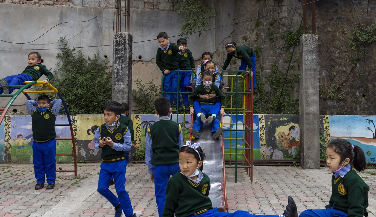 Anak-anak Tibet di pengasingan bermain di Sekolah Hari Desa Anak-anak Tibet di Dharmsala, India (24/3/2022). Kehidupan sekolah perlahan kembali normal setelah sempat terganggu akibat pandemi COVID-19. (AP Photo/Ashwini Bhatia)