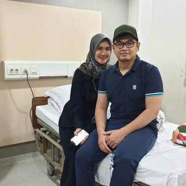 Cedera Di Bagian Lutut, Ini 6 Potret Tommy Kurniawan Usai Operasi. (Sumber: Instagram/tommykurniawann dan Instagram/lisyanurrahmii)