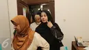 Istri Ustaz Ahmad Alhabsyi, Putri Aisah Aminah memasuki ruang mediasi Pengadilan Agama Jakarta Timur, Senin (27/3). Sidang mediasi akhir itu tak dihadiri oleh Ustaz Alhabsyi lantaran memiliki jadwal berdakwah di luar kota. (Liputan6.com/Herman Zakahria)