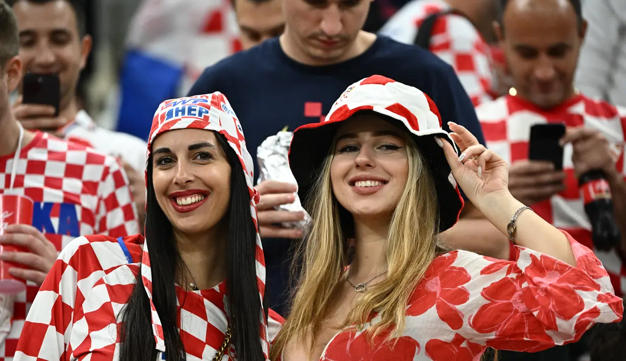 Seorang fans wanita Kroasia bersorak di tribun sebelum pertandingan semifinal Piala Dunia Qatar 2022 antara Argentina dan Kroasia di Stadion Lusail di Lusail, utara Doha, Rabu (14/12/2022). (AFP/Jewel Samad)