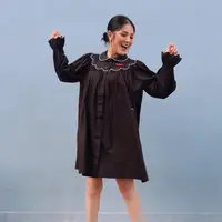 Ceria di masa lalu adalah salah satu hal yang menjadi kenangan di kemudian hari. Dan setiap orang pasti memiliki cerita yang mengesankan di masa lalunya. Salah satunya adalah Nindy Ayunda dengan kisah di masa kecil yang takut buah pisang. (Instagram/nindyparasadyharsono)