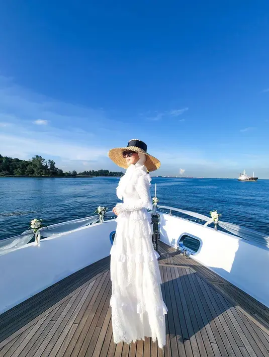 5. Melengkapi penampilannya, ia juga mengenakan kacamata hitam dan topi boater.