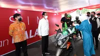 Mitra Driver Gojek Lansia Bogor menerima vaksin disaksikan Presiden RI (Foto: BPMI Sekretariat Presiden RI )