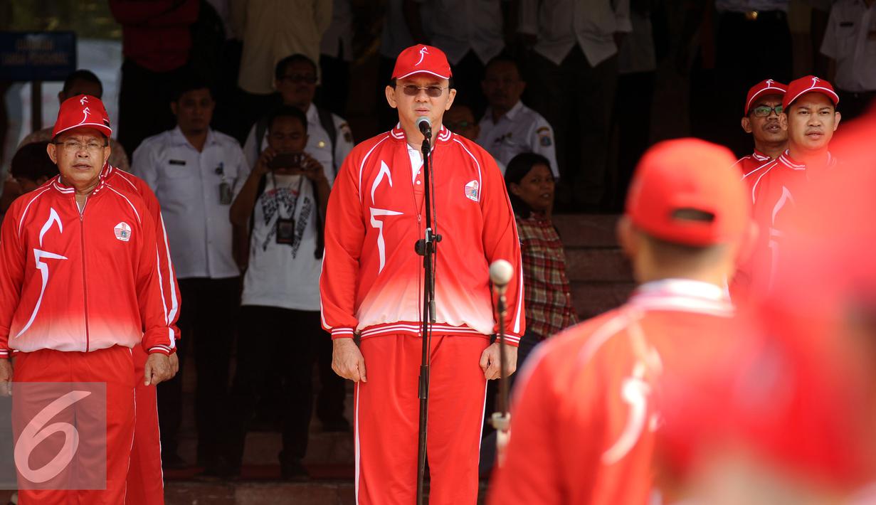 Gubernur DKI Jakarta, Basuki Tjahaja Purnama (tengah) saat mengikuti upacara pelepasan kontingen atlet yang akan berlaga di PON XIX Jabar di halaman Balaikota Jakarta, Rabu (7/9). DKI Jakarta menerjunkan 1.258 atlet. (Liputan6.com/Helmi Fithriansyah)