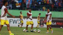 Pemain Sriwijaya FC Titus Bonai dan Musafri berlatih di Stadion Manahan, Solo, Minggu (11/10/2015). (Bola.com/Nicklas Hanoatubun).