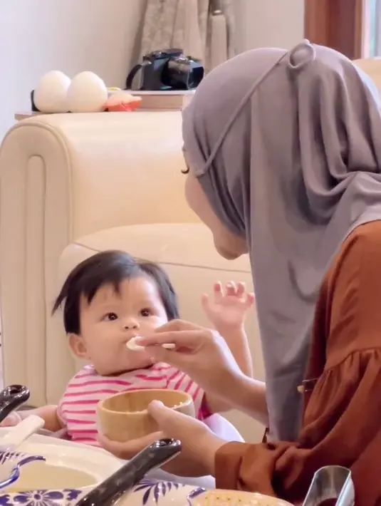 <p>Aurel juga tidak lupa meyuapi sang buah hati, Ameena Hanna Nur Atta. Wajar jika Aurel pun mendapat pujian dari netizen. [Foto: instagram.com/aurelie.hermansyah]</p>