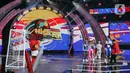 Sejak dimulai, Konser Histeria Pesta Bola 2023 langsung berjalan dengan meriah. Para host, Stewart Henry, Ben Kasyafani, dan Natascha Germania mengajak beberapa bintang tamu, seperti Bara Valentino, Randy Pangalila, Rey Bong hingga Dinda Kirana untuk main games lempar bola bareng. (Liputan6.com/Angga Yuniar)