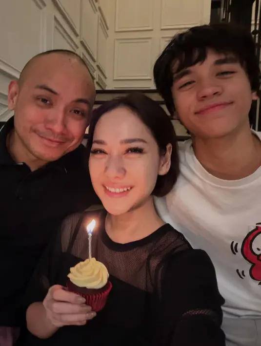 Rambut pendeknya ditata simple tanpa poni. Ia pun tampak memegang kue cupcake lengkap dengan lilinnya sebagai kue ulang tahunnya tahun ini. [@tikoaryawardhana]