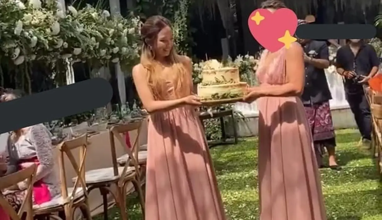 Dita Karang pun sempat jadi trending topic di Twitter karena momen ini. Para netter sepakat Dita terlihat anggun dengan kebahagiaan yang terpancar. (YouTube/Kirana Karang)