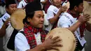Anggota komunitas adat Gurung mengenakan pakaian tradisional saat mengikuti upacara perayaan Tahun Baru 'Tamu Lhosar' di Kathmandu, Nepal (30/12/2022). Acara itu digelar untuk menyambut pergantian tahun. (AFP/Prakash Mathema)