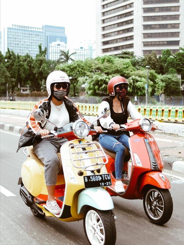 Awkarin naik Vespa (Instagram/@awkarin)