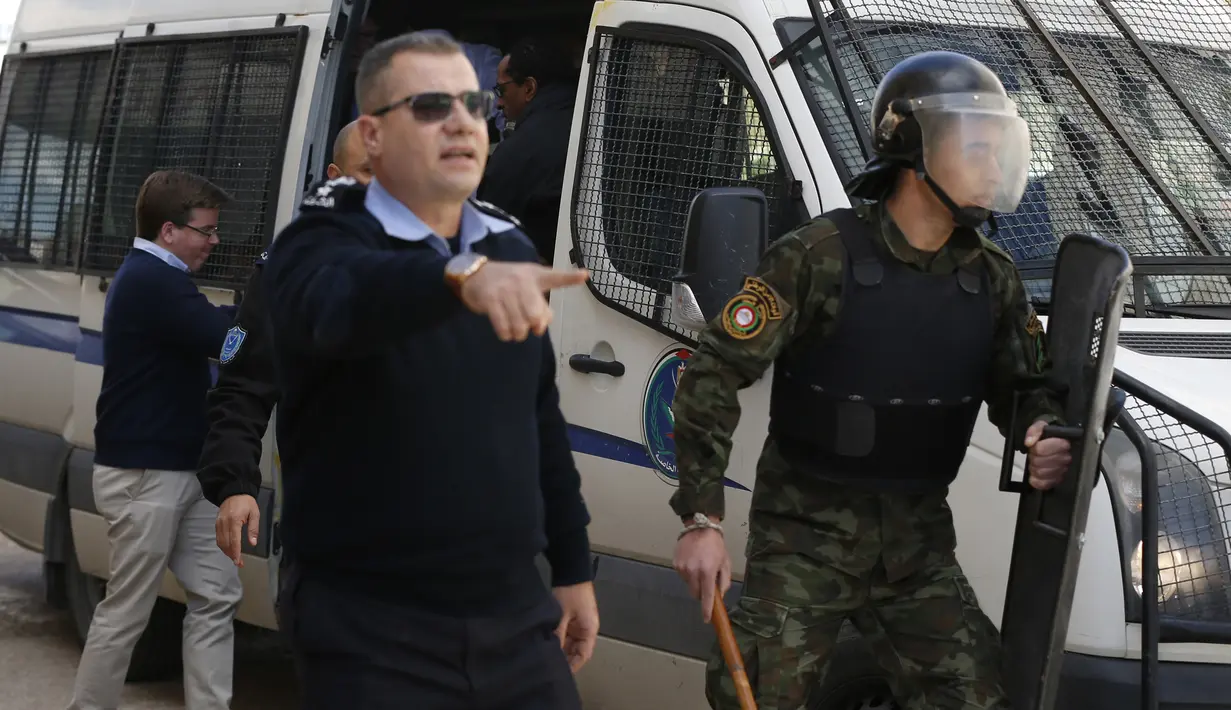 Polisi Palestina mencegah demonstran mendekati sebuah mobil yang membawa delegasi para politikus AS yang tengah mengunjungi Ramallah di Tepi Barat, Kamis (22/2). Bersama mereka hadir pula para anggota kelompok masyarakat sipil New York. (ABBAS MOMANI/AFP)
