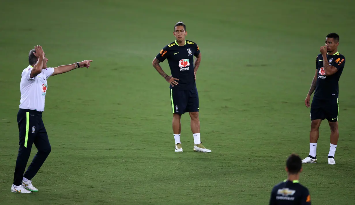 Pelatih Brasil, Tite (kiri) tengah bersama Roberto Firmino dan Gabriel Jesus (kanan) saat sesi latihan jelang melawan Bolivia pada kualifikasi Piala Dunia di Arena das Dunas Stadium, Natal, Brasil, (03/10/2016). (EPA/Macelo Sayao)