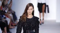 Baru di dunia model, Bella Hadid jatuh sampai cedera di pagelaran busana Michael Kors.