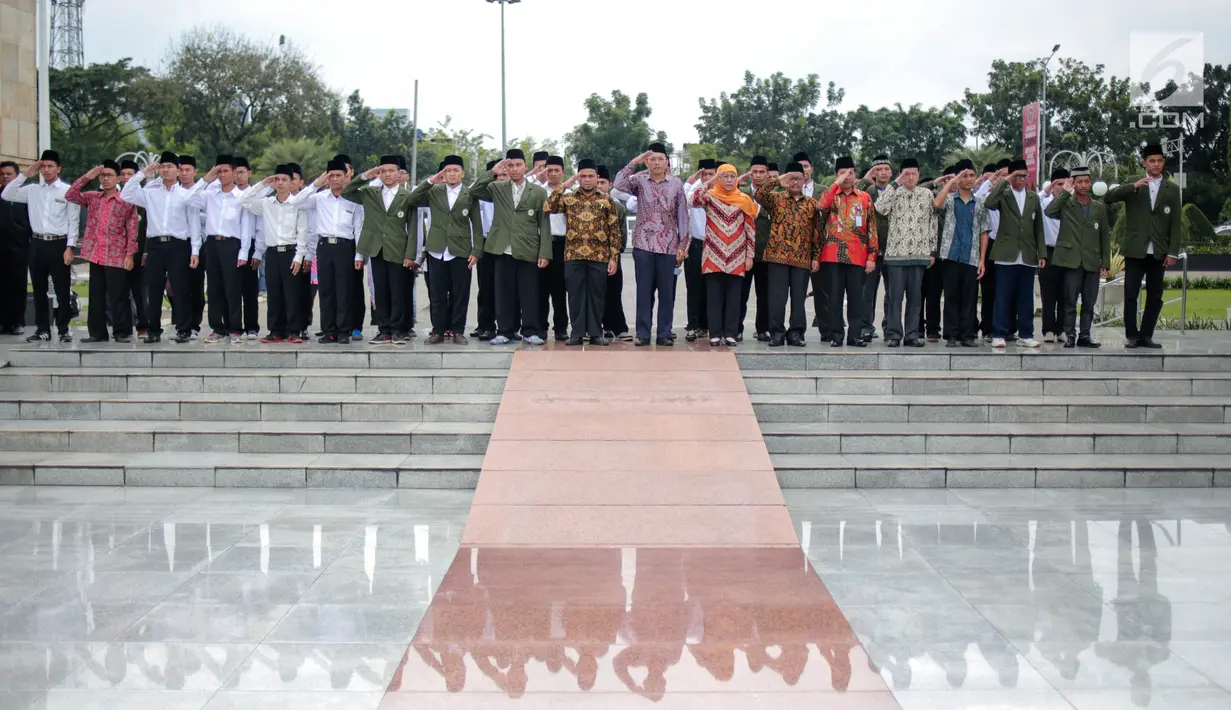 Mensos Khofifah Indar Parawansa bersama para santri penghafal Alquran memberikan hormat seusai berziarah di Taman Makam Pahlawan Kalibata, Jakarta, Senin (2/10). Hal ini dilakukan untuk memperingati Hari Kesaktian Pancasila. (Liputan6.com/Faizal Fanani)