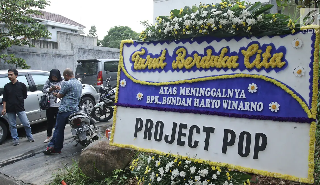 Karangan bunga duka cita ditujukkan untuk pakar kuliner Bondan Winarno di rumah duka kawasan Sentul, Bogor, Rabu (29/11). Tertulis karangan bunga cita tersebut dikirimkan oleh grup musik Project Pop. (Liputan6.com/Herman Zakharia)