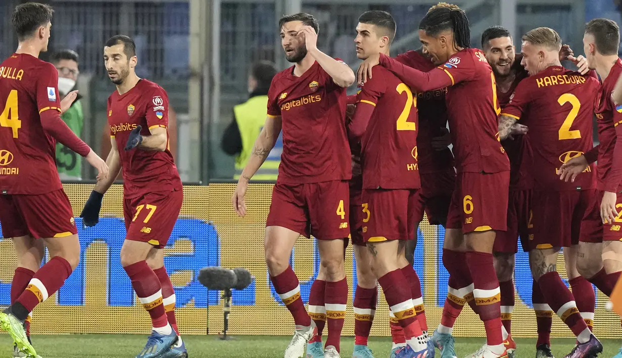 Para pemain Roma melakukan selebrasi saat rekan setimnya Tammy Abraham mencetak gol ke gawang Atalanta pada pertandingan sepak bola Liga Italia di Olympic Stadium, Roma, Italia, 5 Maret 2022. Roma menang 1-0. (AP Photo/Andrew Medichini)
