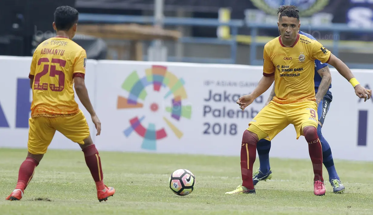 Pada tahun 2010 Beto sempat mengikuti proses naturalisasi bersama Christian Gonzales untuk memanfaatkan peluang masuk Tim Nasional. Namun, harapannya harus pupus karena mengalami cedera parah saat masih membela Persipura. (Bola.com/M Iqbal Ichsan)