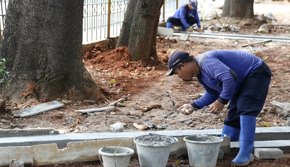 Petugas membuat saluran sumur resapan di kawasan Lenteng Agung, Jakarta, Rabu (20/3). Pembuatan sumur resapan di kawasan tersebut bertujuan mengurangi genangan air yang timbul setiap hujan deras. (Liputan6.com/Immanuel Antonius)