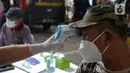 Pedagang menjalani pemeriksaan suhu tubuh saat mengikuti vaksinasi virus corona COVID-19 di Pasar Induk Kramat Jati, Jakarta Timur, Kamis (22/7/2021). Sebanyak 250 pedagang Pasar Induk Kramat Jati menjalani vaksinasi guna menekan penyebaran COVID-19. (merdeka.com/Imam Buhori)