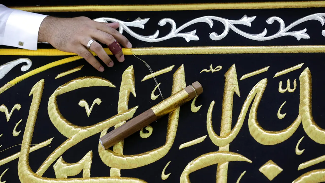 FOTO: Menyulam Kaligrafi Islam pada Kiswah Kabah
