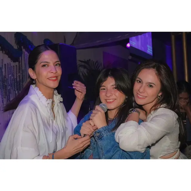 8 Gaya Kompak Wulan Guritno dan Shalom Razade yang Sering Dibilang Seumuran, Jadi Pasangan Ibu-Anak yang Terlihat Bestie