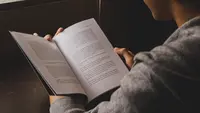 Ilustrasi membaca sinopsis, buku. (Photo by Nathan Aguirre on Unsplash)