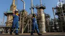 Dua orang petugas melakukan pemeriksaaan area kilang yang memproduksi Green Diesel (D100) dan Green Avtur di PT Kilang Pertamina Internasional RU IV Cilacap, Jawa Tengah, Kamis (2/11/2023). (Liputan6.com/Angga Yuniar)