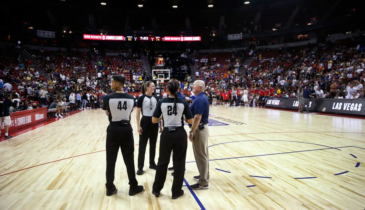 Wasit berdiri di tengah lapangan setelah gempa bumi berkekuatan magnitudo 7,1 mengguncang Thomas & Mack Center selama pertandingan antara New Orleans Pelicans melawan New York Knicks pada NBA Summer League 2019 di Las Vegas, Nevada (5/7/2019). (AP Photo/Steve Marcus)