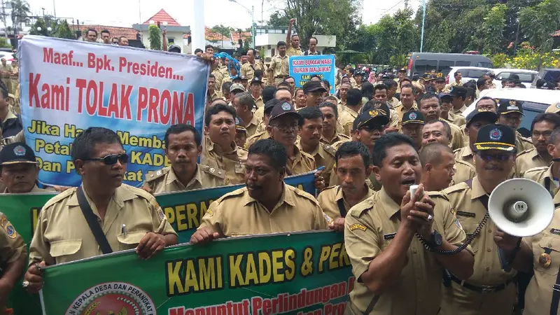 Para kades berunjuk rasa menuntut adanya perlindungan hukum dan regulasi yang jelas terkait pelaksanaan program Prona