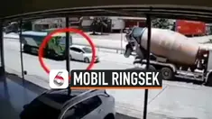 DETIK-DETIK MENGERIKAN MOBIL RINGSEK TERJEPIT DUA TRUK