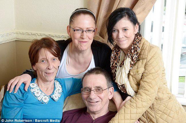 Tracey, bersama suami dan anaknya | foto: copyright dailymail.co.uk