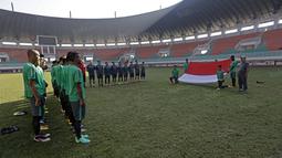 Abduh Lestaluhu menjadi pemimpin upacara memperingati HUT RI ke-71 di Stadion Pakansari, Bogor, Rabu (17/82016). (Bola.com/Nicklas Hanoatubun)