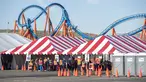 Area tenda di mana petugas kesehatan memberikan suntikan vaksin di pusat vaksinasi Covid-19 skala besar di Six Flags Magic Mountain di Valencia, California, Selasa (2/2/2021). Situs ini di salah satu dari lima situs vaksin corona utama yang dioperasikan oleh Los Angeles County. (VALERIE MACON/AFP)