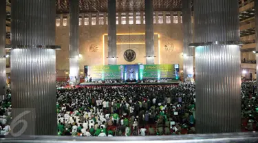 Umat Muslim mengikuti Istighosah Nahdlatul Ulama (NU) di Masjid Istiqlal, Jakarta, Minggu (14/6). Istighosah tersebut untuk menyambut bulan Ramadan 1436 H sekaligus pembukaan Munas Alim Ulama. (Liputan6.com/Helmi Afandi)