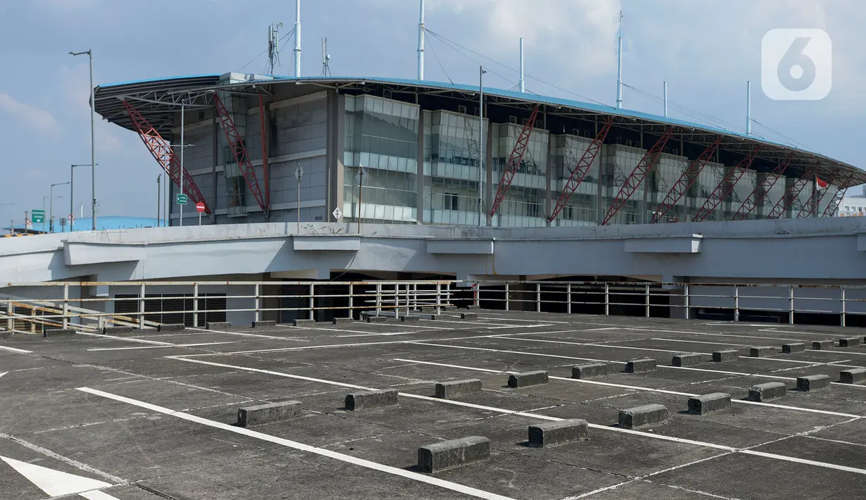 Suasana pelayanan moda transportasi di Terminal Pulogebang, Jakarta, Kamis (7/5/2020). Meski Kementerian Perhubungan telah melonggarkan operasional transportasi umum saat pembatasan sosial berskala besar (PSBB), namun Terminal Pulogebang masih menutup operasionalnya. (merdeka.com/Imam Buhori)