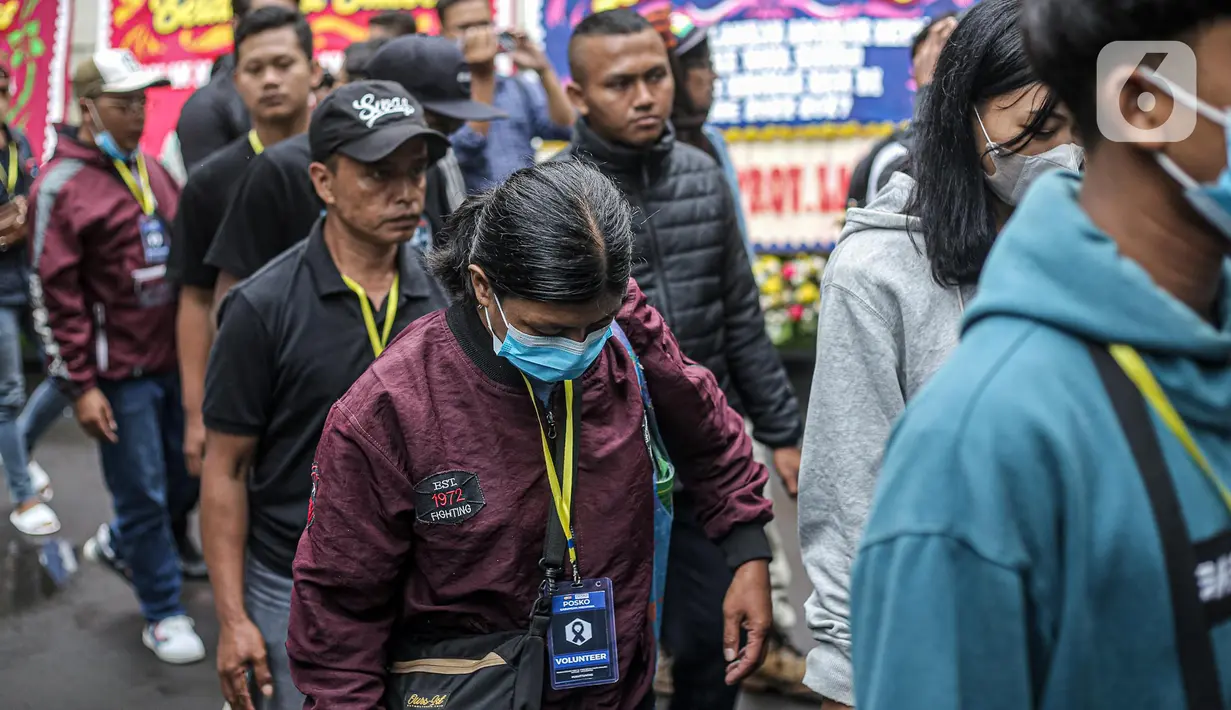 Keluarga korban tragedi Kanjuruhan usai mendatangi Kantor Komisi Nasional Hak Asasi Manusia (Komnas HAM) di Jakarta, Kamis (17/11/2022). Pertemuan yang berlangsung secara tertutup tersebut hendak menyampaikan aspirasi terkait peristiwa pada 1 Oktober 2022 yang menewaskan 135 orang suporter sepak bola. (Liputan6.com/Faizal Fanani)