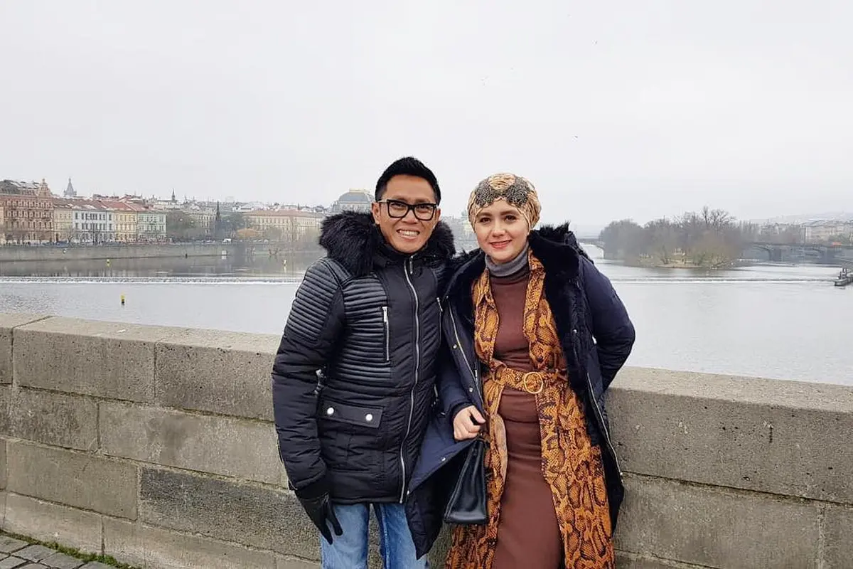 Potret Padu Padan Busana Eko Patrio dan Istri