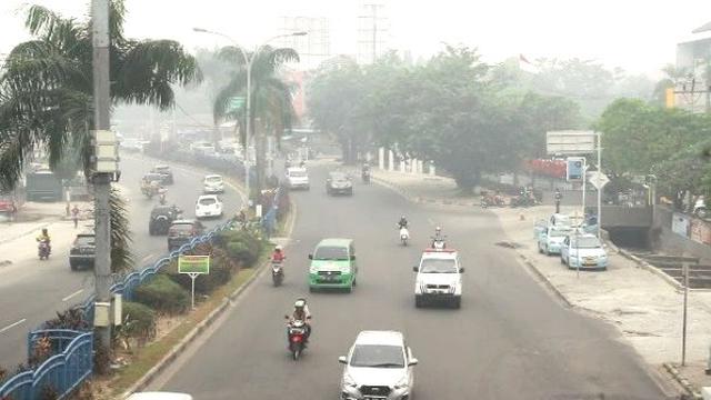 Suasana Pekanbaru yang masih diselimuti kabut asap dan diharap hilang dengan turunnya hujan.