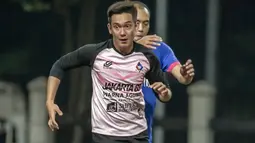 Pemilik nama lengkap Adipati Koesmadji terlihat begitu serius bermain sepak bola. Adipati selalu ditempel ketat oleh musuh-musuhnya, Dengan memakai jersey berwarna pink hitam, Adipati terlihat layaknya pemain sepakbola profesional. (Liputan6.com/IG/@adipati)